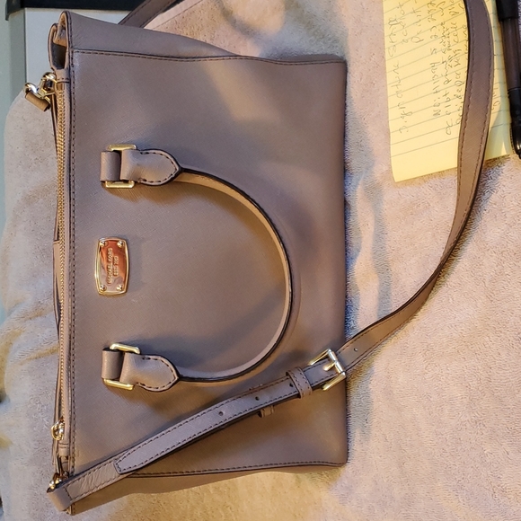 (Sold) HP!❤ Michael Kors hand bag - Picture 3 of 11